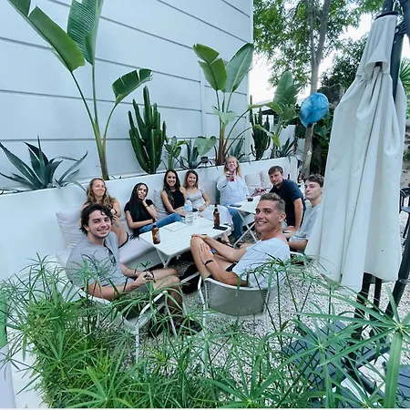 Be Bold אכסניה